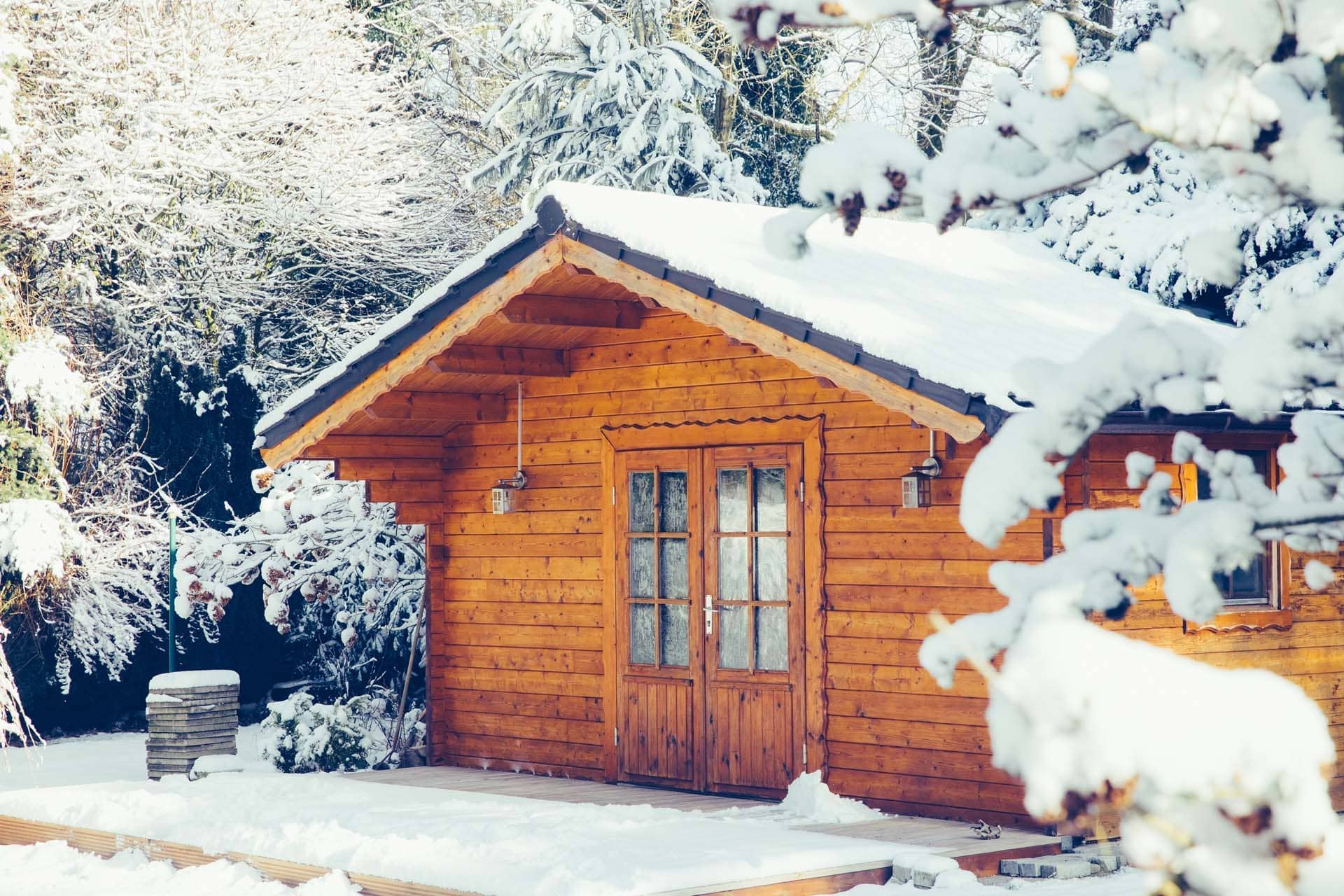 Holzhaus schneebedeckt im Winter